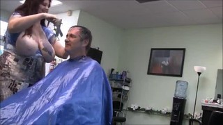 Cabeleireira De Topless E Deixa Tocar Neles