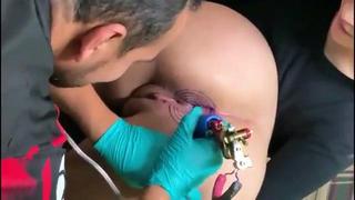 Tatuando O Cuzinho Da Gostosa De Quatro